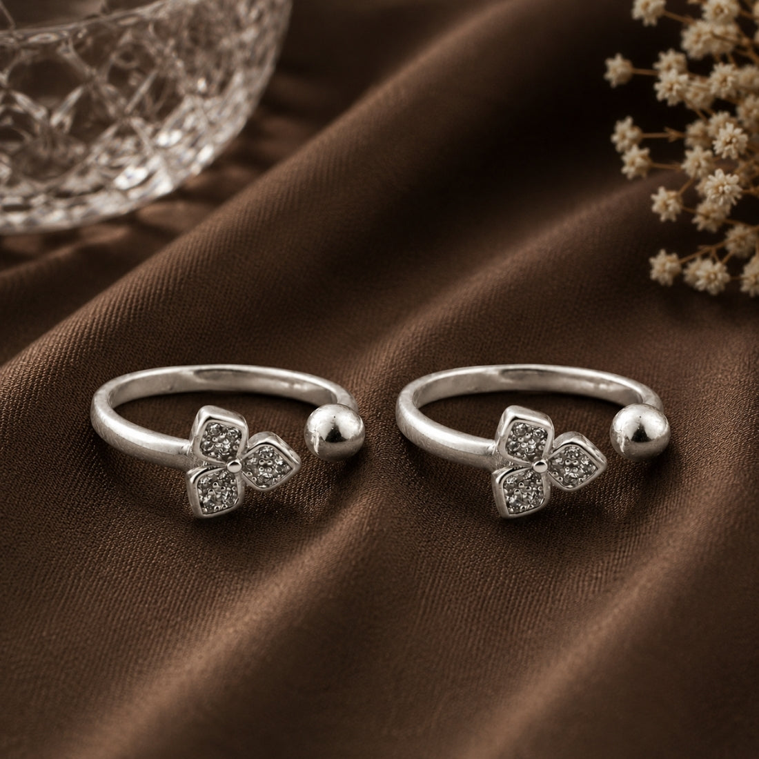 Sparkling Clover Open-Band Toe Rings